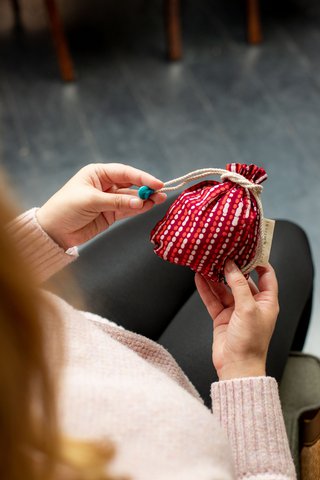 Stoff Geschenktüten Doppelter Kordelzug - Weihnachtskollektion - Ziegelrote Streifen