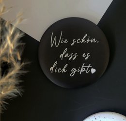  Large round black magnet with white text "Die Welt ist schön weil du mit drauf bist" and a white heart symbol.