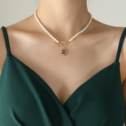 Jelena - Choker-Halskette mit quadratischem Anhänger und Saatperlen
