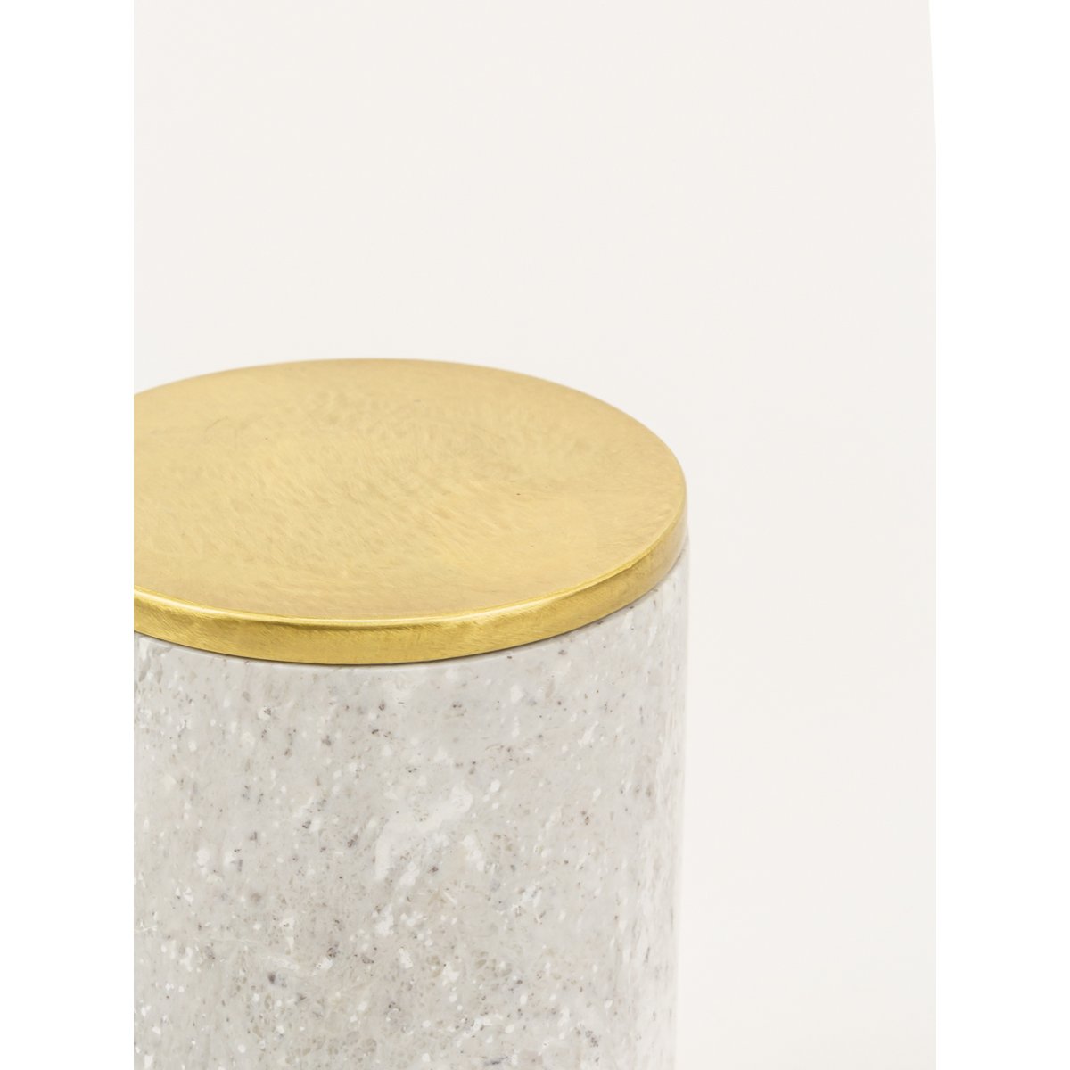 Mittlere zylindrische Box aus Stein mit kupferfarbenem, messingbeschichtetem Deckel