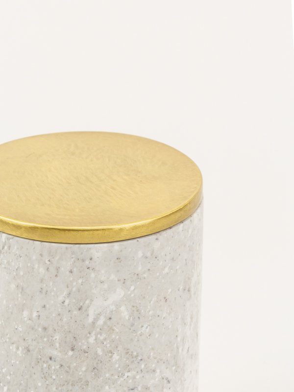 Mittlere zylindrische Box aus Stein mit kupferfarbenem, messingbeschichtetem Deckel