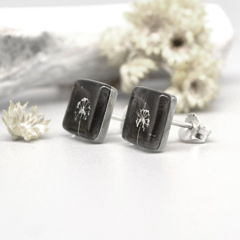 Oorbellen met paardenbloemknopen, zwarte kleur, glas en sterling zilver