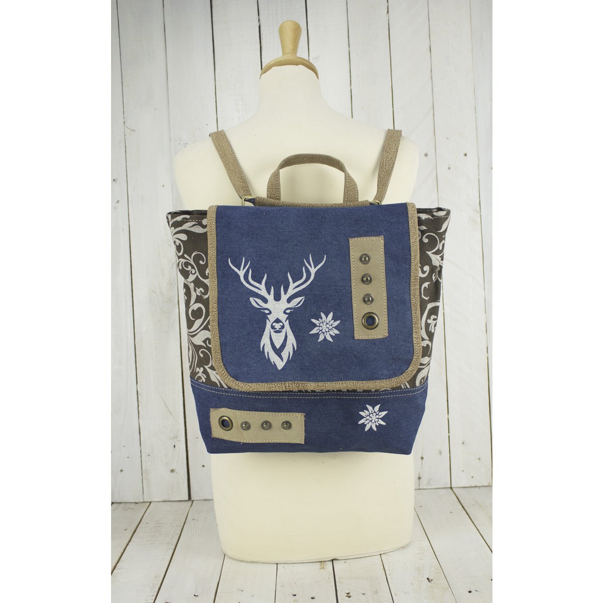 Domelo traditionele rugzak/schoudertas voor meisjes. Rugzak gemaakt van upcycled jeans en canvas met een hertenmotief
