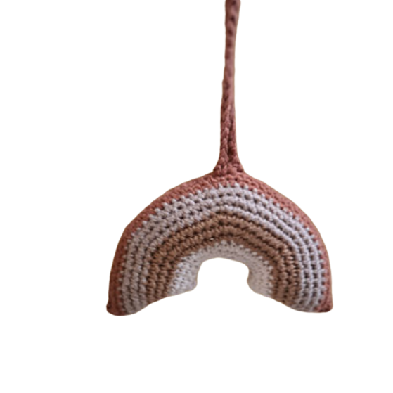 Colgante de ganchillo/sonajero marrón arcoíris