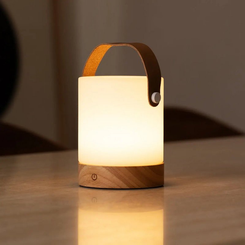 Avery lysebrun genopladelig træbordslampe