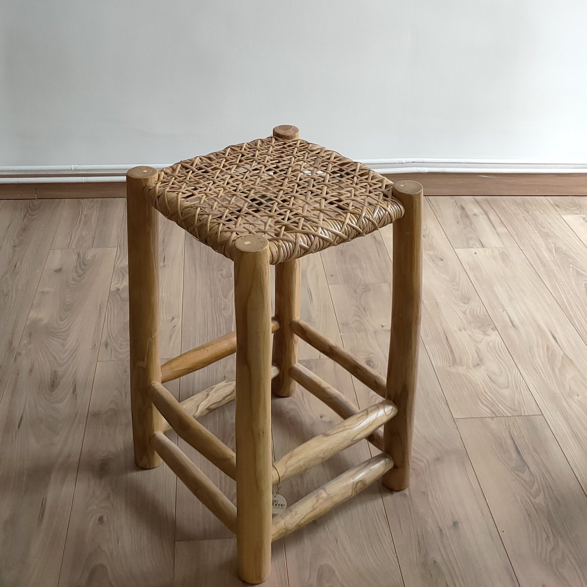 BARHOCKER AUS TEAK UND RATTAN