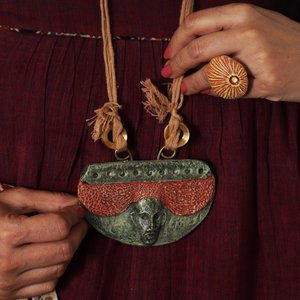 Tribal Face – Handgefertigter Pappmaché-Anhänger mit einheimischen Elementen