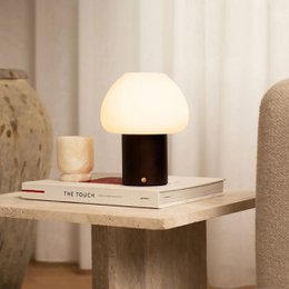 Drewniana lampa Fynn w kolorze ciemnobrązowym