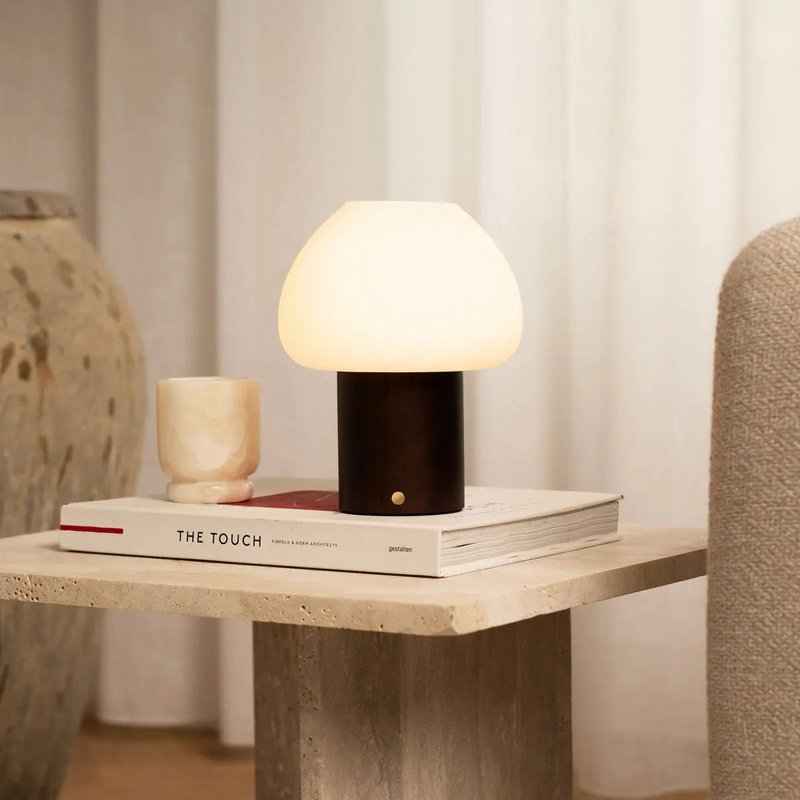 Drewniana lampa Fynn w kolorze ciemnobrązowym
