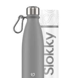 A gray, stainless steel thermos bottle with a carabiner clip, designed for outdoor activities. The bottle has a capacity of 500ml and features the Slokky brand name.