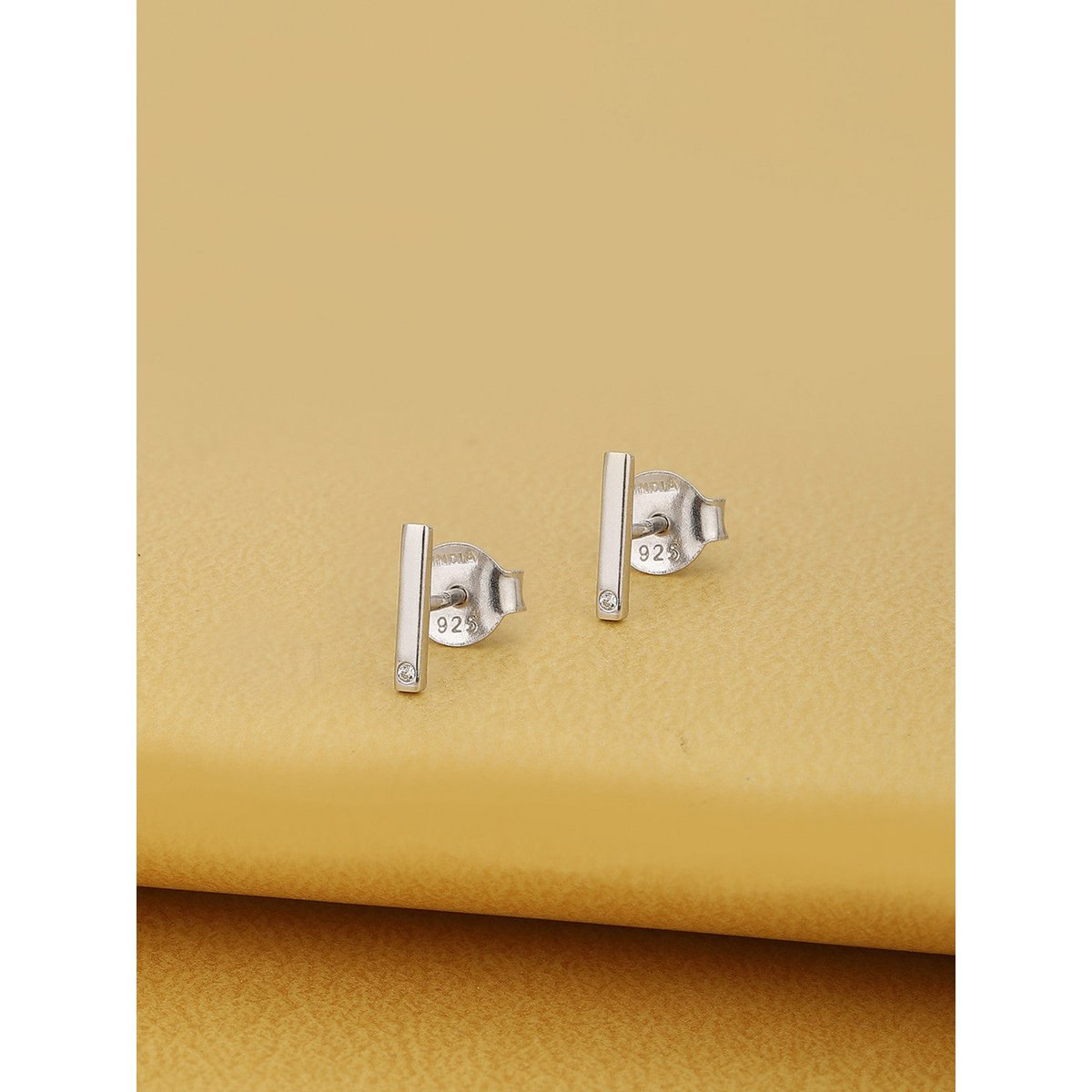 Gerhodineerd 925 sterling zilver eigentijdse oorknopjes – oorknopjes – CZ accent – ​​0,9 cm