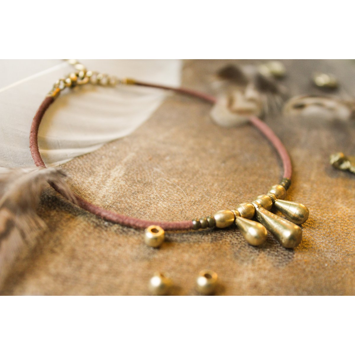 Pulsera de cuero 3 pequeños colgantes de latón » Hecho a mano