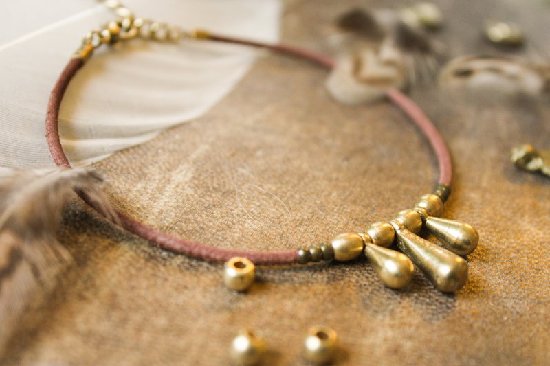 Leren armband 3 kleine messing druppelbedels » Handgemaakt