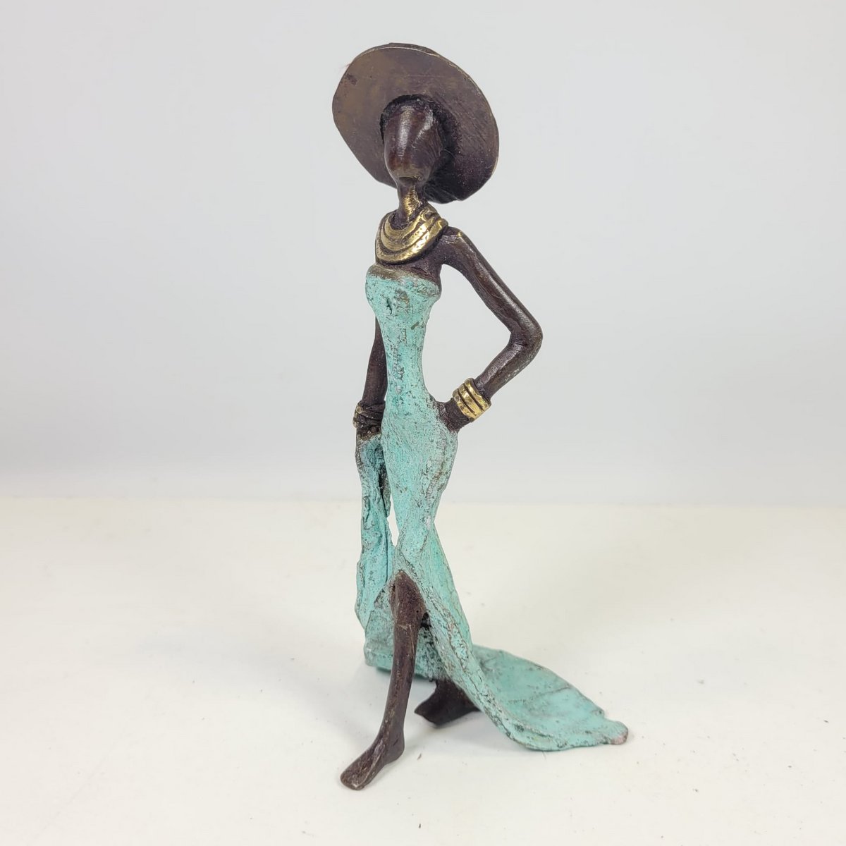 Bronzeskulptur "Femme élégante with chapeau" af Soré | forskellige størrelser og farver