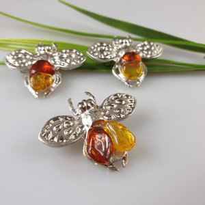 Amber bee - vliegen broche. Metalen broche met kleine Amber steen