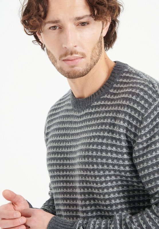 ZACH 3 Kasjmier trui met ronde hals en 4-draads tweekleurig jacquardpatroon