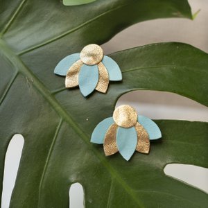 Grote lotusbloemoorknopjes - matblauw en goudleer