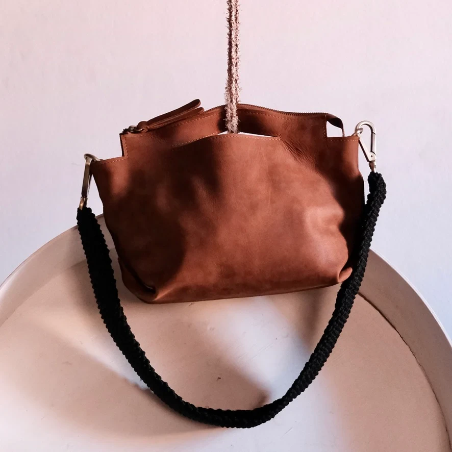 Borsa a tracolla in pelle cognac con tracolla in macramè nero