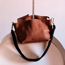 Borsa a tracolla in pelle cognac con tracolla in macramè nero