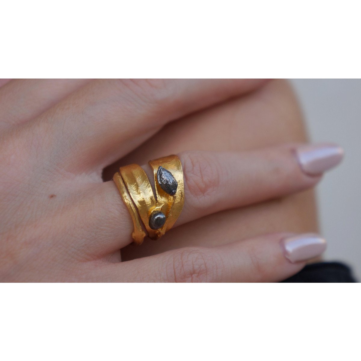 Anillo Hoja de Olivo: Latón Reciclado con Rodio Negro, Ajustable
