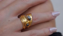 Anillo Hoja de Olivo: Latón Reciclado con Rodio Negro, Ajustable