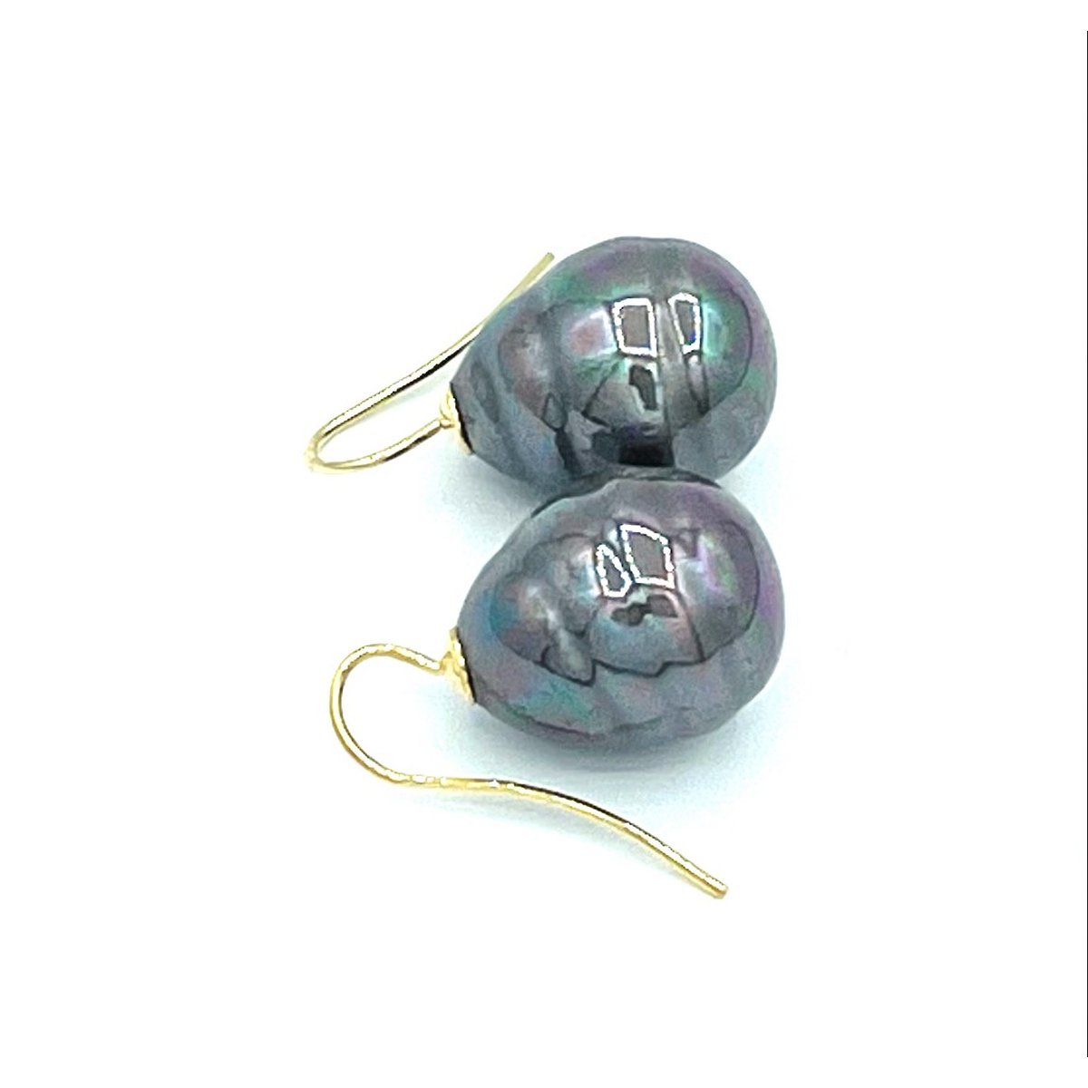 Baroque Pearl earrings in the color Pacífic blue / tahiti