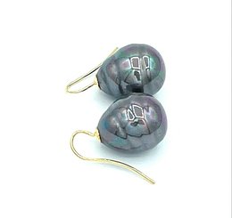 Baroque Pearl earrings in the color Pacífic blue / tahiti