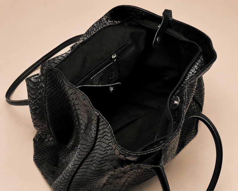 LOLA – Italiensk python-præget lædertaske – Sort