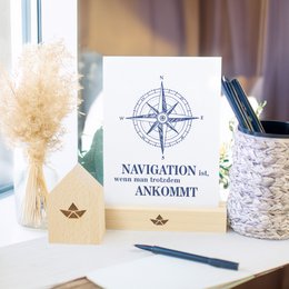 Portatarjetas barcos de papel hechos de madera de haya sostenible - tarjetero con grabado de barco - accesorio marítimo para el hogar