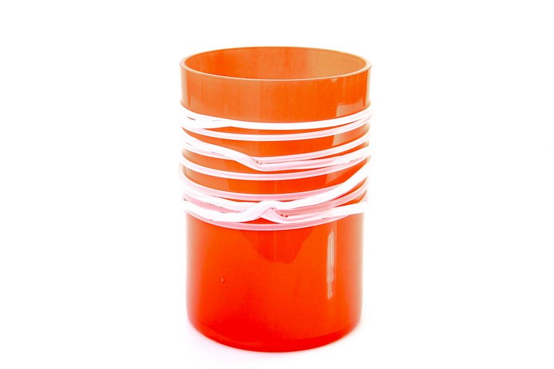 Vase rouge avec spirale blanche - hauteur 19 cm - verre