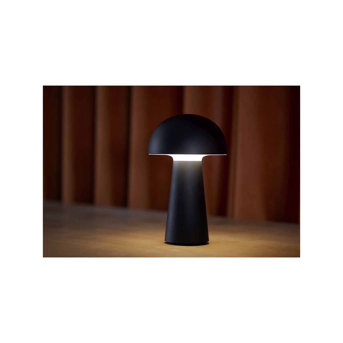 BORDLAMPE FLYT MIG SORT