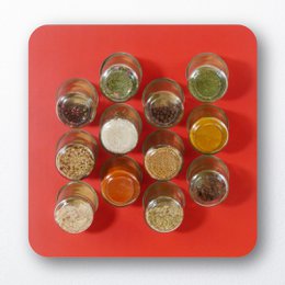 Portaspezie · COLOR-MIX: nero, rosso, grigio-marrone · con 12 bicchieri · multistrato di betulla · frontale in HPL