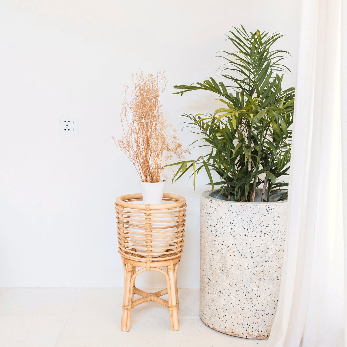 Rotan Plantenstandaard Rond – Boho Plantenbak – Rotan Plantenmand – Natuurlijke Bloemenstandaard voor Potten tot Ø20 cm AKARA