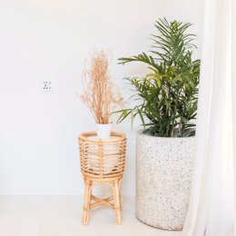 Rotan Plantenstandaard Rond – Boho Plantenbak – Rotan Plantenmand – Natuurlijke Bloemenstandaard voor Potten tot Ø20 cm AKARA