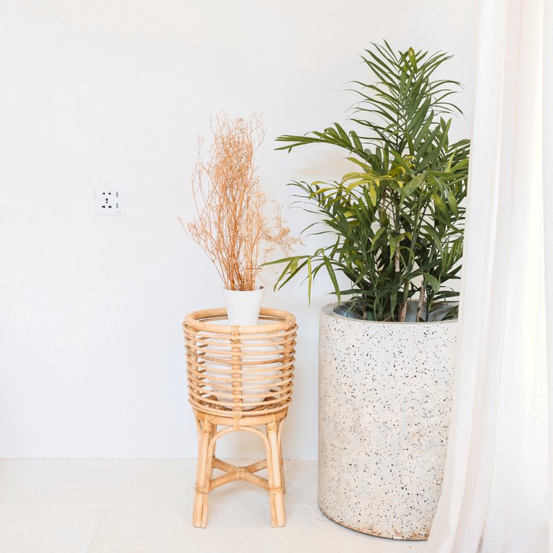 Rotan Plantenstandaard Rond – Boho Plantenbak – Rotan Plantenmand – Natuurlijke Bloemenstandaard voor Potten tot Ø20 cm AKARA