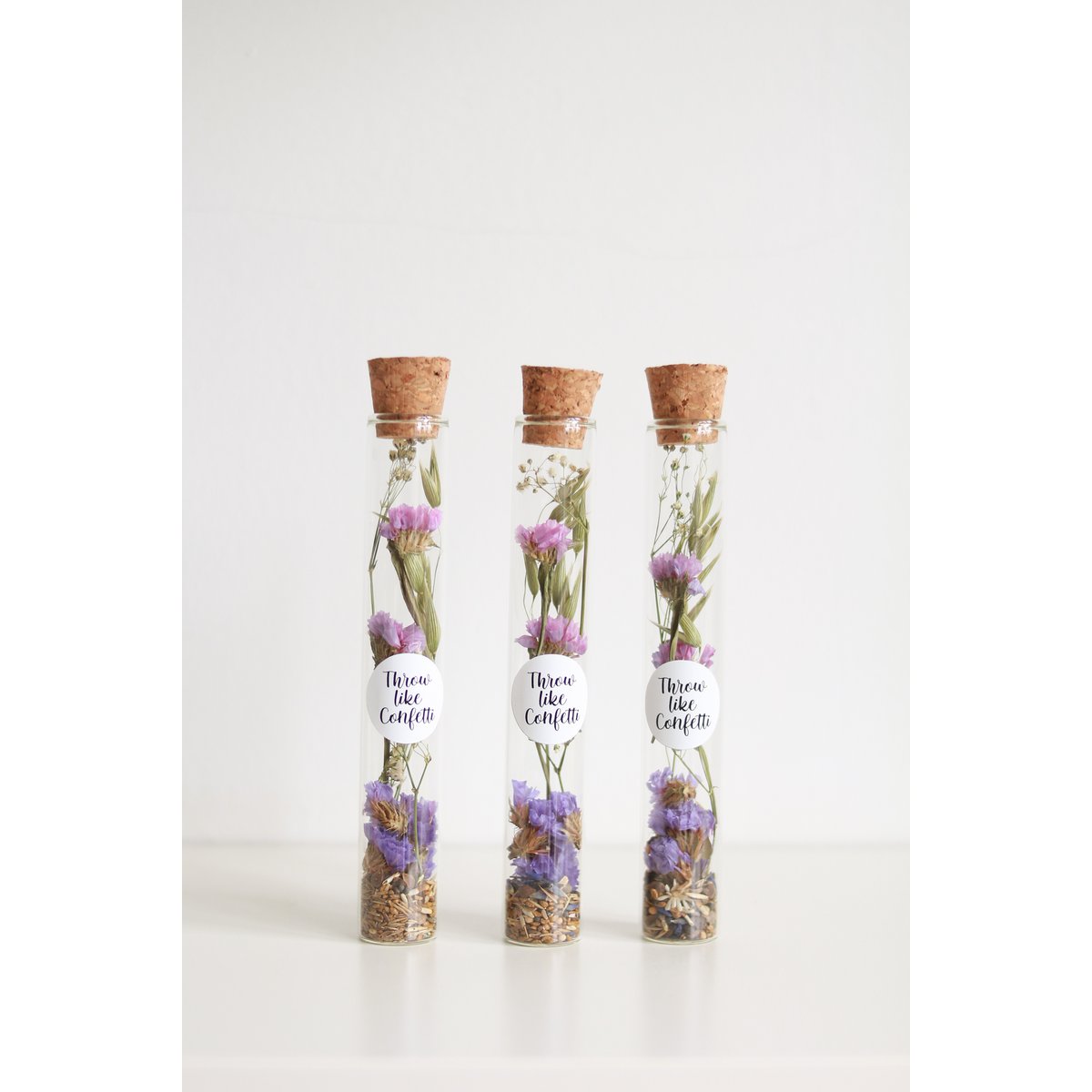 Droogbloemen Statice + bloemzaadjes in een fles met sticker
