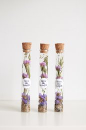 Trockenblumen Statice + Blumensamen in einer Flasche mit Aufkleber