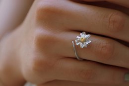 Anello ramo d'argento, gioielli in argento sterling, fascia di fiori di camomilla, regalo per lei, regalo di compleanno per le donne, gioielli fatti a mano