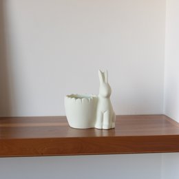 Osterhase mit Vase