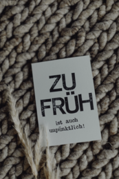 Gestempelte Postkarte "Zu früh ist auch unpünktlich"