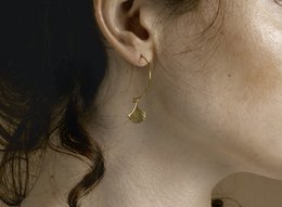 Orecchini a cerchio aperti in acciaio inossidabile di alta qualità con ciondolo ginkgo