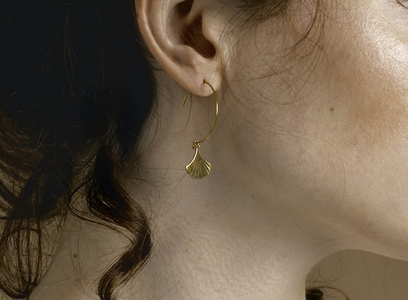 Boucles d'oreilles créoles ouvertes en acier inoxydable de haute qualité avec pendentif ginkgo