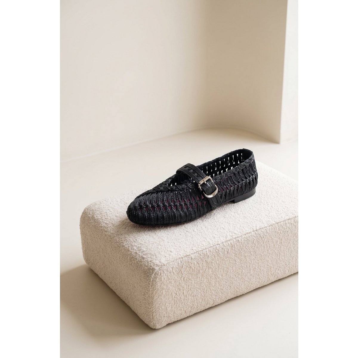 DORIS BLACK – Mary-Jane-Flats aus geflochtenem Raffiabast