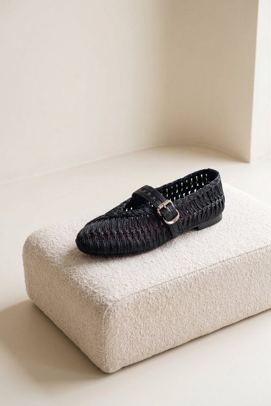 DORIS BLACK – Mary-Jane-Flats aus geflochtenem Raffiabast