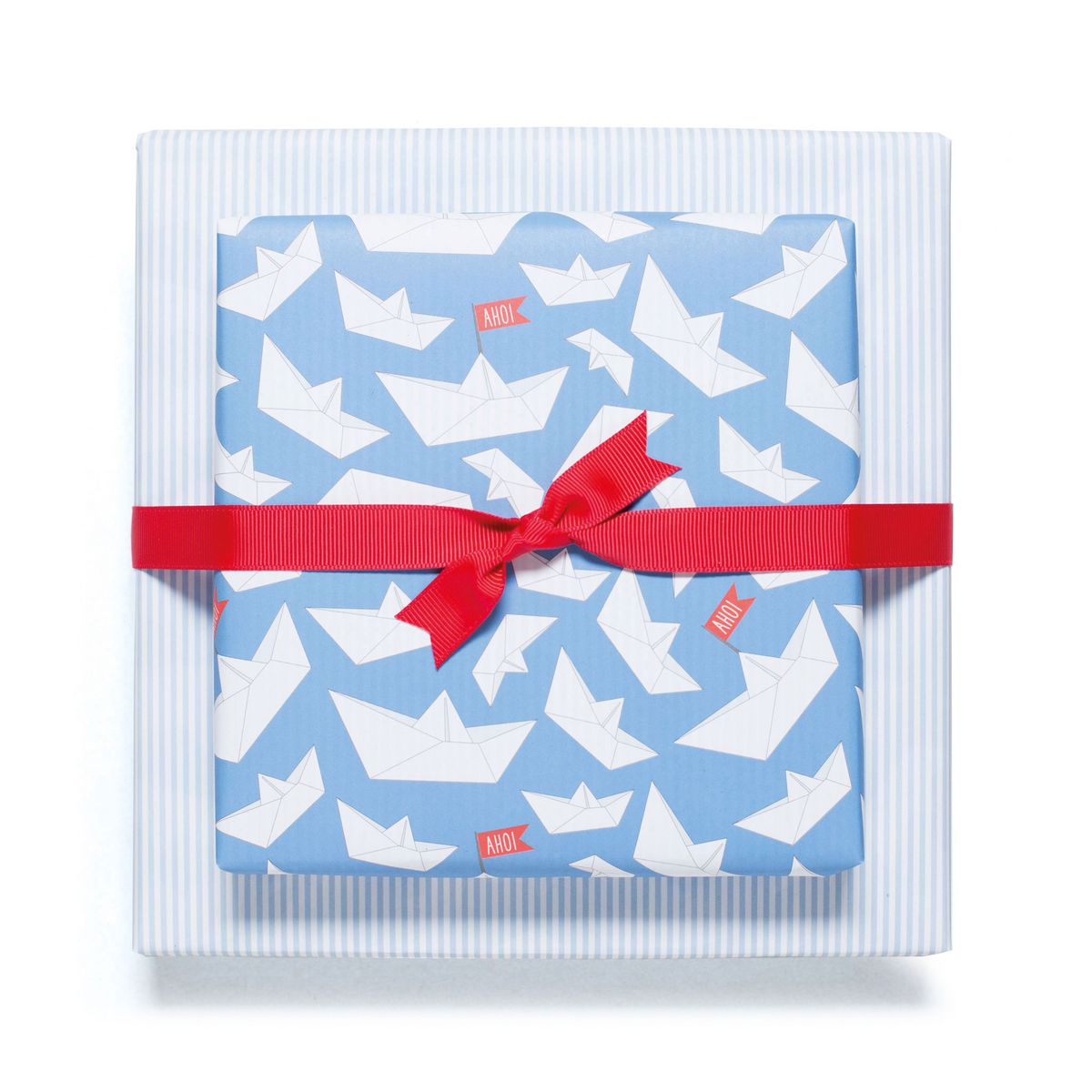Blauw inpakpapier met papieren boten en strepen - lichtblauw inpakpapier met papieren bootpatroon, ideaal voor kinderverjaardag, doop, geboorte.