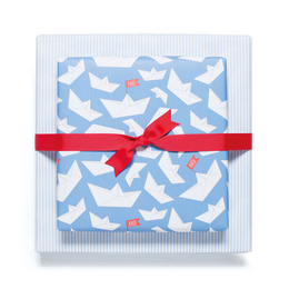 Blauw inpakpapier met papieren boten en strepen - lichtblauw inpakpapier met papieren bootpatroon, ideaal voor kinderverjaardag, doop, geboorte.
