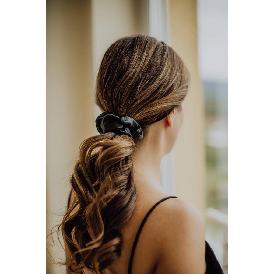 Jedwabna Scrunchie w rozmiarze L, czarna