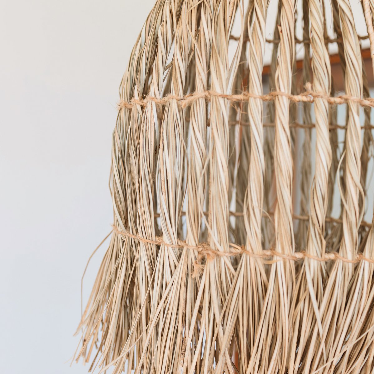 Deckenleuchte aus Seegras – Boho-Lampenschirm-Pendelleuchte – natürliche Hängelampe – großer trichterförmiger Lampenschirm aus Seegras LAMPUNG (Ø 40 cm)