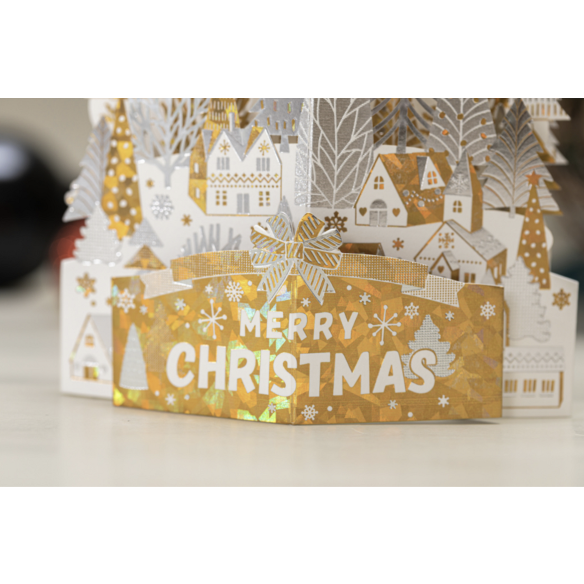 3D Pop-up-Weihnachtskarte goldweiße Häuser auf einem Schneehügel