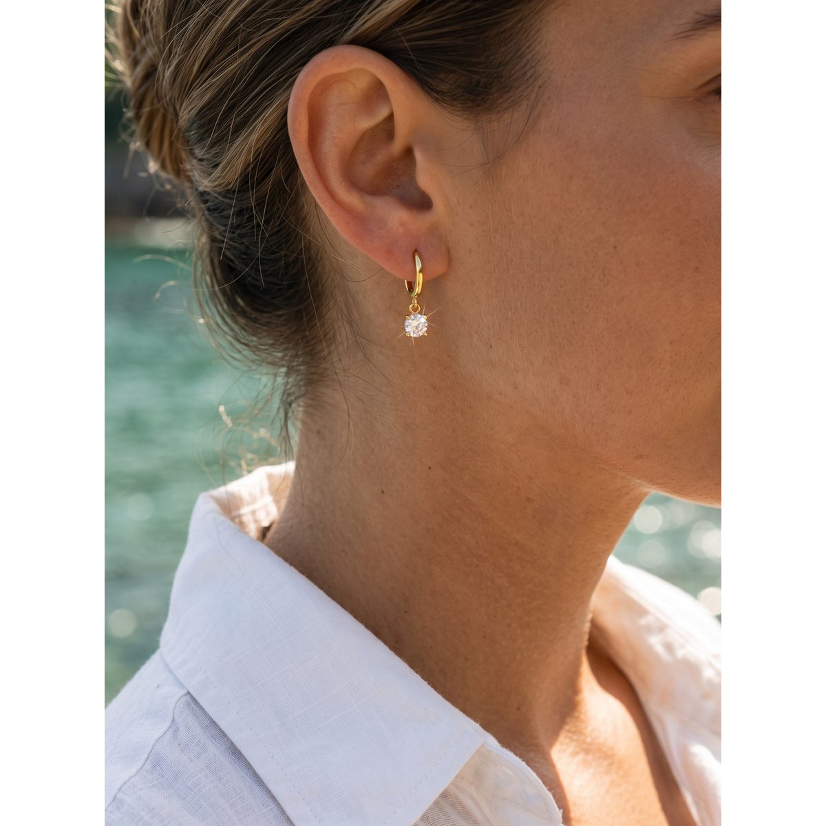 Cathie – Boucles d'Oreilles Huggie avec Pendentif Zircone – Plaqué Or